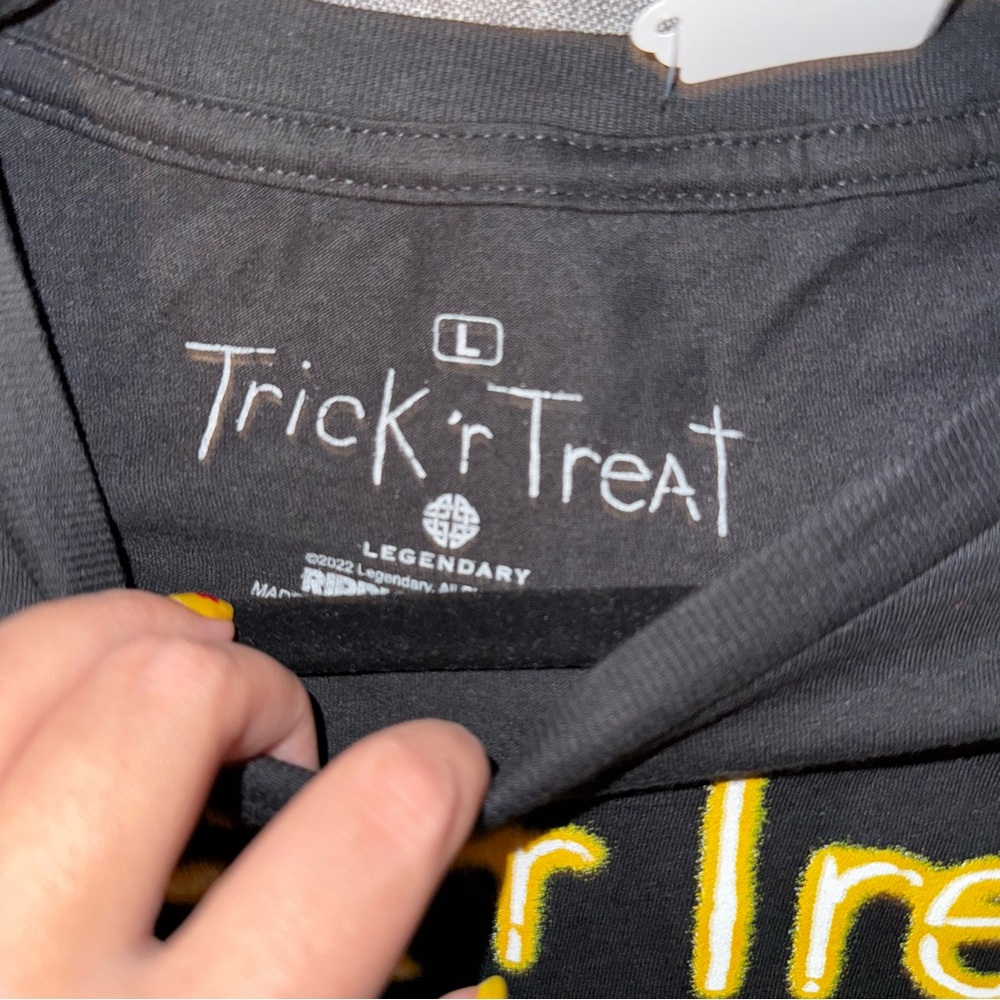 NWT Trick R Treat Yellow T-Shirt Horror Halloween Size L Black - Picture 2 of 3